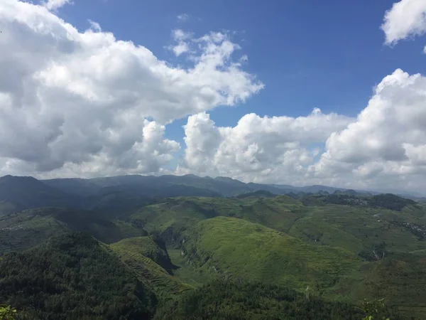 Paisaje Montaña Con Hierba Verde Nubes — Foto de Stock