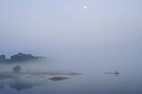 Bellissimo Paesaggio Con Montagne Nebbia — Foto Stock