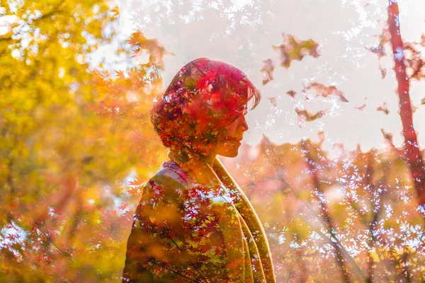 Jonge Vrouw Met Gele Paraplu Het Park — Stockfoto
