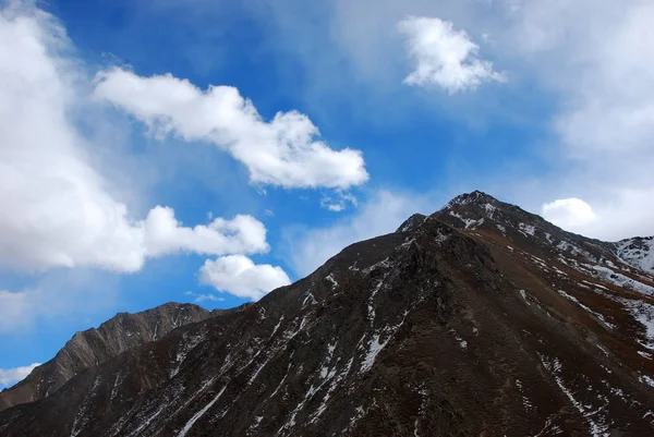 Lanskap Gunung Dengan Awan Dan Langit Biru — Stok Foto