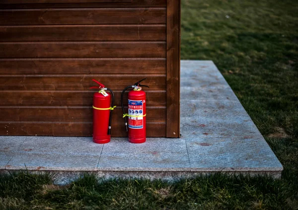 木の柵の上の消火器 — ストック写真
