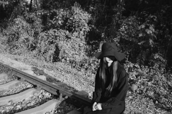 Mujer Joven Con Sombrero Mochila Negra Sentada Camino — Foto de Stock