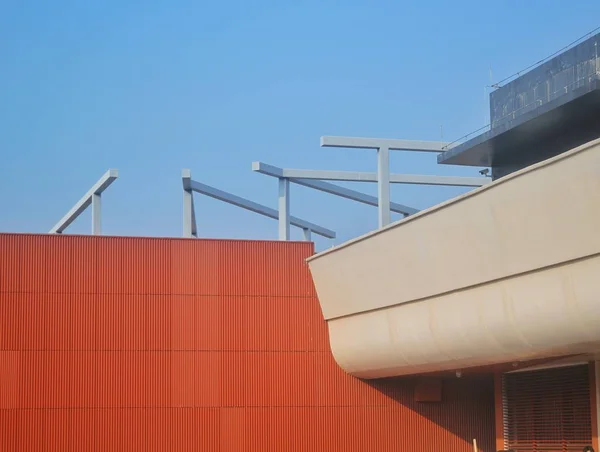 Edificio Moderno Con Techo Rojo Cielo Azul — Foto de Stock