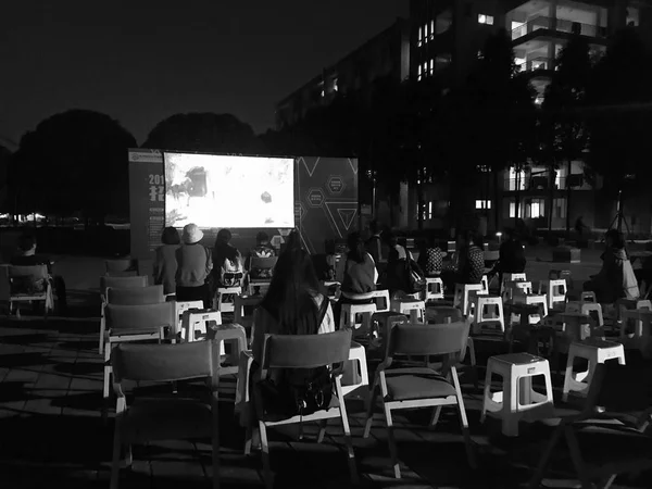 Imagen Blanco Negro Café Con Gente Mesa — Foto de Stock