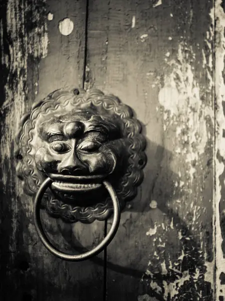 Old Door Knocker Temple China — Stock Photo, Image