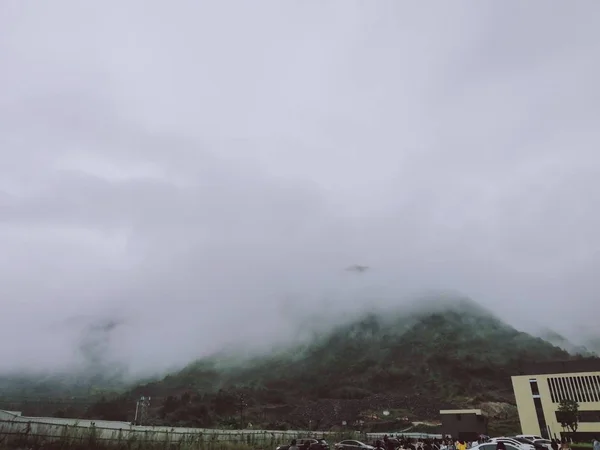 群山中的暴风云 — 图库照片