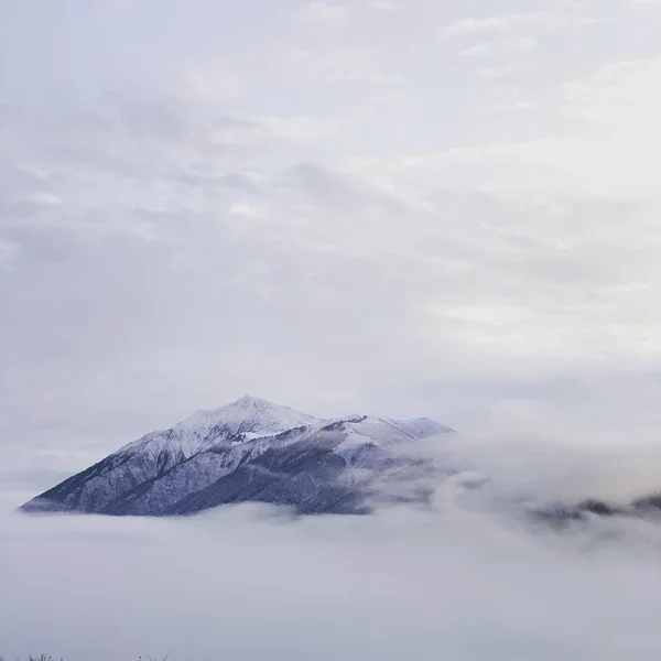 Paisaje Montaña Con Nieve Cubierta Nubes — Foto de Stock