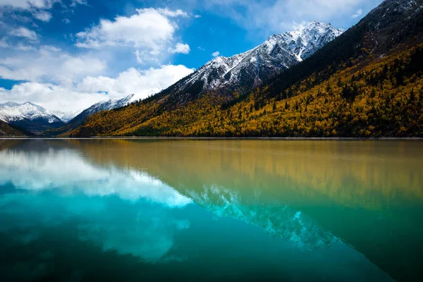 Belo Lago Nas Montanhas Dos Alpes — Fotografia de Stock