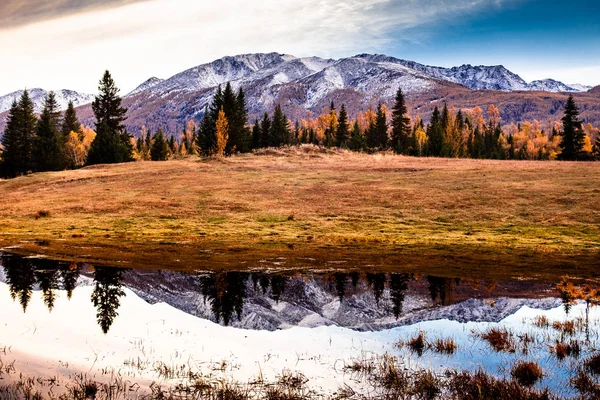 Beau Paysage Avec Lac Dans Les Montagnes — Photo