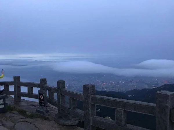 Hermoso Paisaje Con Pequeño Pueblo Las Montañas — Foto de Stock