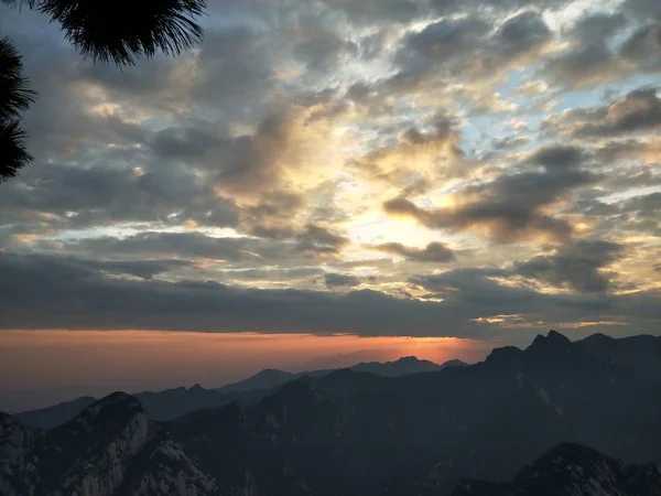 Hermoso Atardecer Sobre Montaña — Foto de Stock