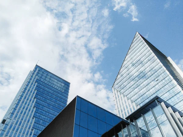 Moderno Edificio Con Fachada Cristal Cielo Azul — Foto de Stock