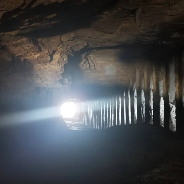 Túnel Con Una Cueva — Foto de Stock