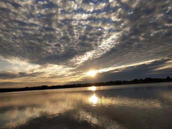 Apus Soare Frumos Deasupra Lacului — Fotografie, imagine de stoc
