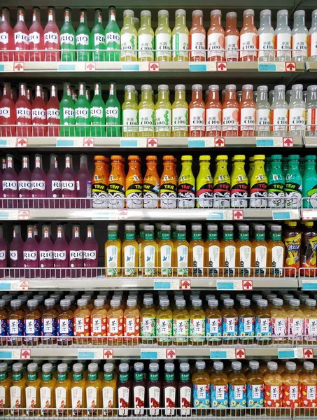 Supermarktregale Mit Unterschiedlichen Personen Laden — Stockfoto