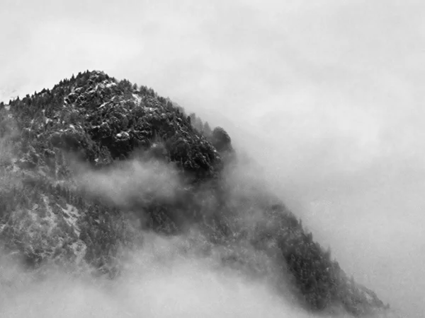 Paesaggio Montano Con Neve Cielo Nuvoloso — Foto Stock