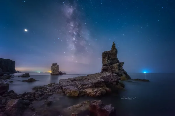 Paisaje Nocturno Con Una Luna Una Hermosa Puesta Sol — Foto de Stock