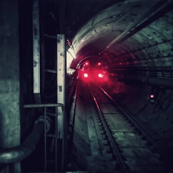 Tågtunnel Med Rött Och Vitt Ljus — Stockfoto