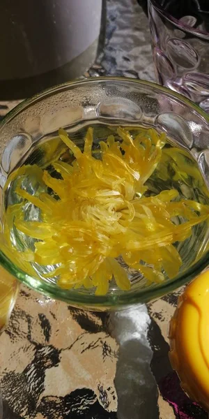 Стакан Желтого Лимонного Сока Льдом — стоковое фото