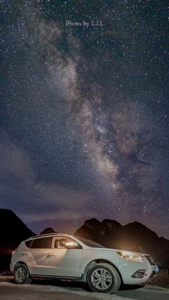 Vista Nocturna Las Montañas Con Las Estrellas Vía Láctea — Foto de Stock