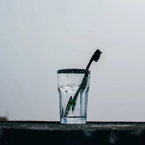 Gros Plan D Eau Froide Avec Glacons Dans Un Verre En Plastique Sain Blanc Stock Photo