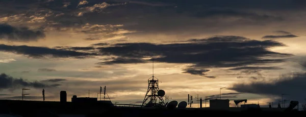Bir Bulutlu Gün Batımı Altında Telefon Kulesi Silueti Kule Ufaklıklarla — Stok fotoğraf