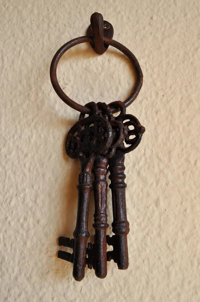 Rusty Brown Keys Hanging Hook Beige Wall — Stock Photo, Image