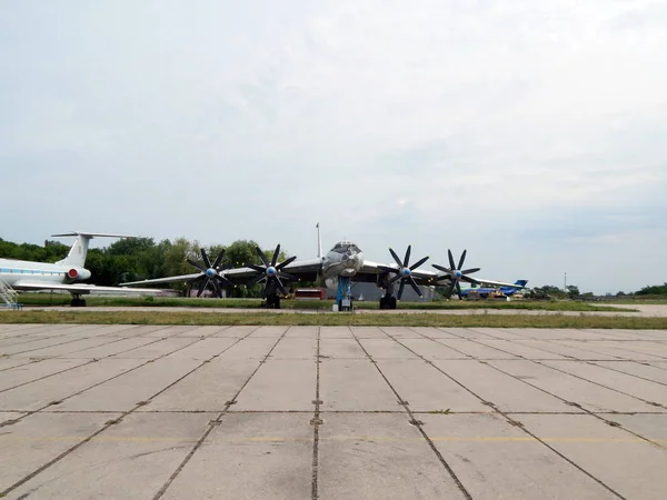 詳細に市民および軍の航空機 — ストック写真