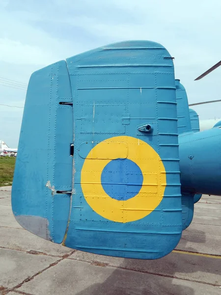 헬기는 시민과 비행장에서 — 스톡 사진