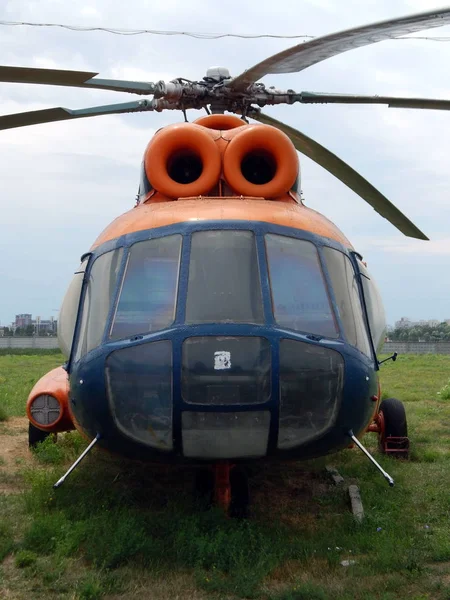 헬기는 시민과 비행장에서 — 스톡 사진