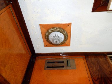 Bir tren tren arabaya iç