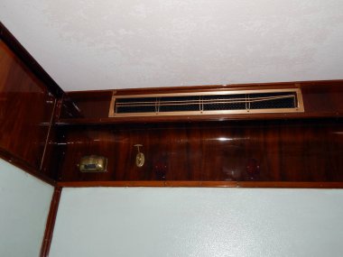 Bir tren tren arabaya iç