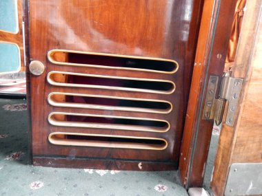 Bir tren tren arabaya iç