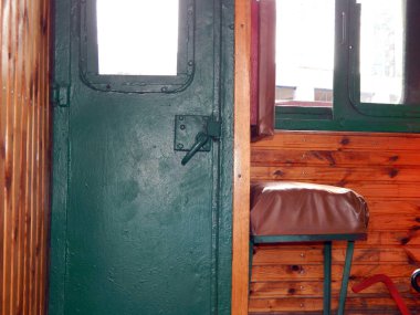 Bir tren tren arabaya iç