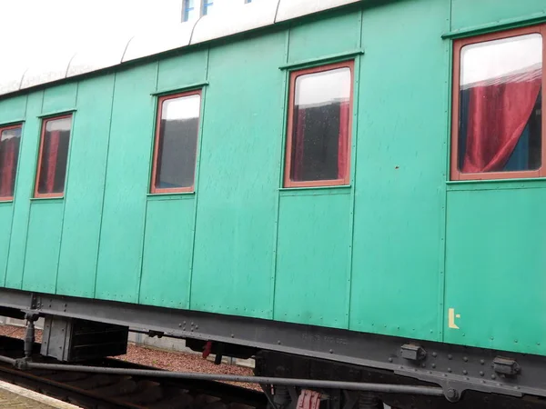 Chariots Dans Train Vert Vieux — Photo