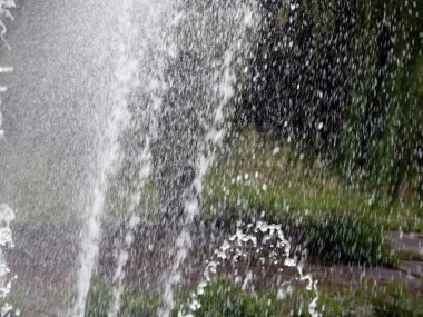 Çeşmeler akışı Nehri üzerinde şehir ve park