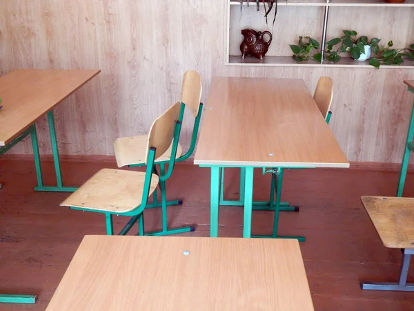 教室和椅子上的学校课桌 — 图库照片