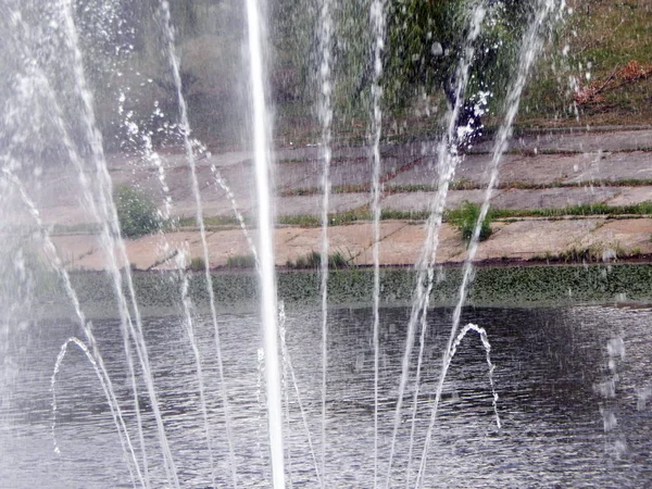 Doorstroming van de fonteinen in de stad aan de rivier en in het park — Stockfoto
