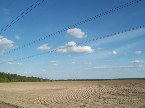 Поле Городом Сельскохозяйственные Заводы — стоковое фото