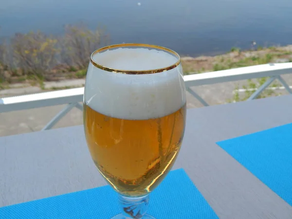 Glas Bier Een Restaurant Aan Rivier — Stockfoto