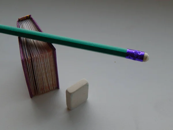 Komposition Eines Kleinen Buches Mit Bleistift — Stockfoto