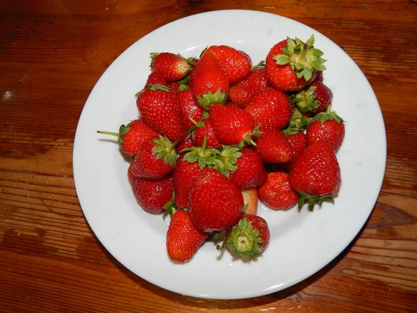 Große Und Frische Rote Erdbeeren Auf Einem Teller — Stockfoto