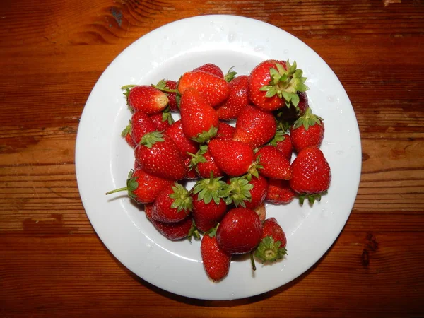 Big Fresh Red Strawberries Plate — Stock Photo, Image