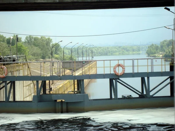 Porta Diga Sul Fiume — Foto Stock