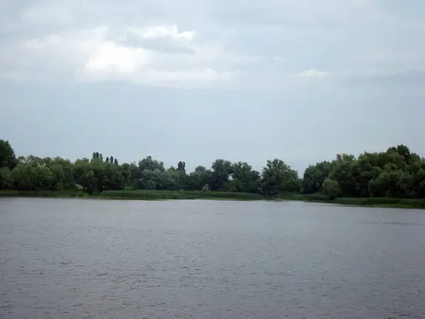 从水中看到河岸全景 — 图库照片