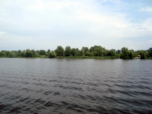 Panorama della riva del fiume vista dall'acqua — Foto Stock