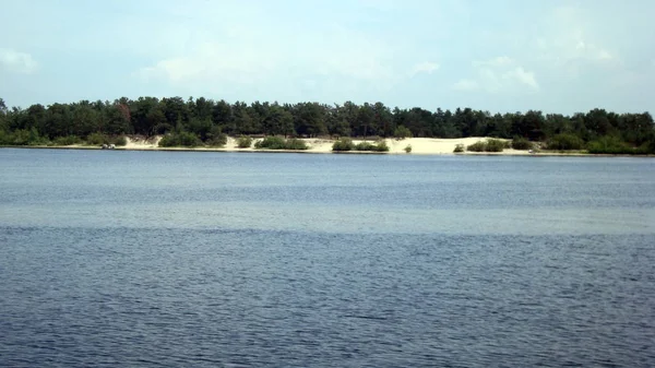 Panorama de la rive de la rivière vue de l'eau — Photo