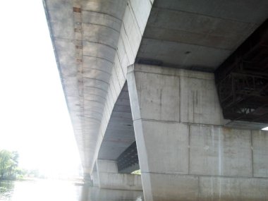 Nehrin üzerindeki köprü.