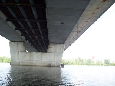 Nehrin üzerindeki köprü.