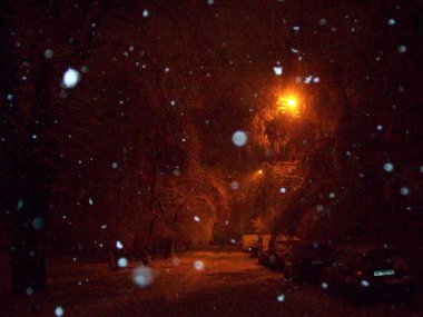 Kışın kar akşam kar şehirde